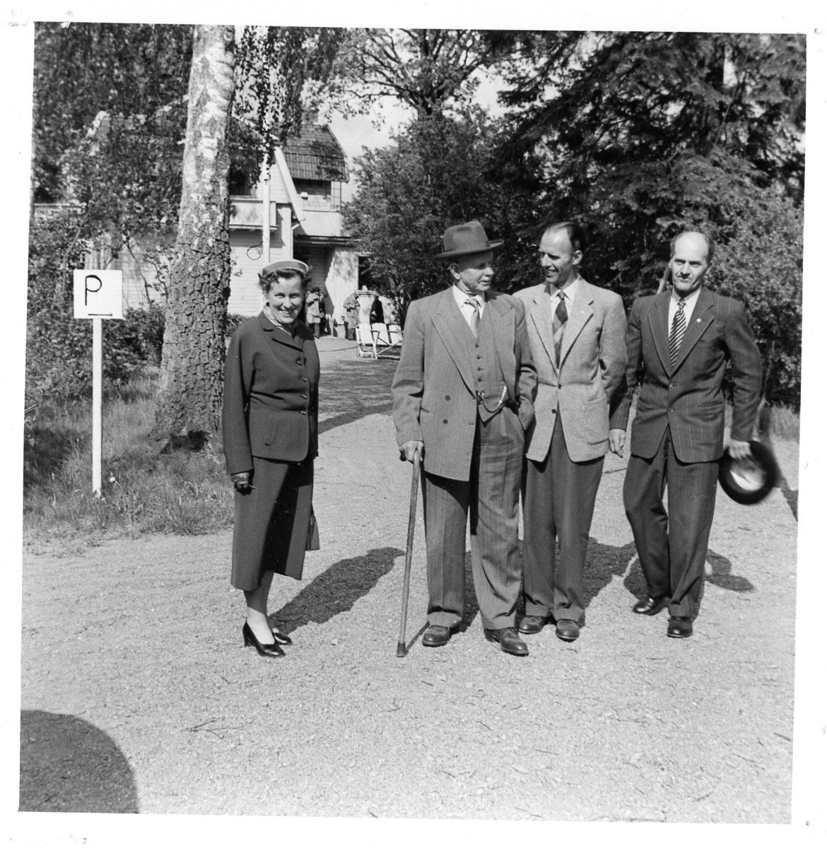 Röda Kors-utflykt till okänd ort 1950-tal. Från vänster: 1. Ingrid "Lillan" Aud. 2. Otto Emil Ottosson "Starbäck" (1881-1958). 3. Gunnar Gunnarsson. 4. Gunnar Nilsson (1909-2006).