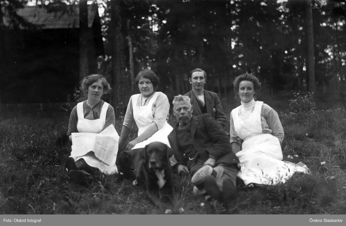 Personal vid Hålahults Sanatorium

Okänd, Okänd, hunden Pompe, Nattvakten Lundberg, Okänd, Anna Hammarström född Hellman (född 1886, Almby).