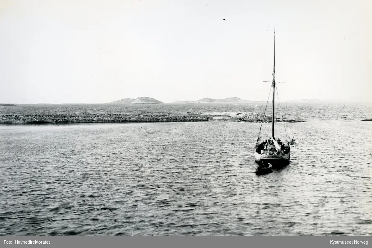 Fiskeværet Nordøyan med båten "Hestmannen" ved moloen