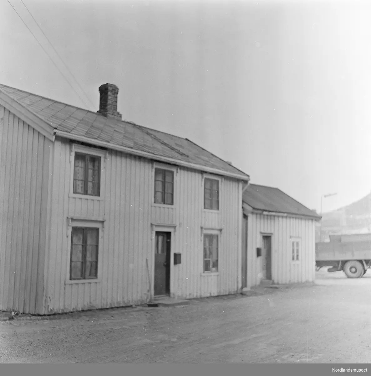 Bygninger i Mosjøen, den ene (bilde 2) med påskriften "bevar oss".