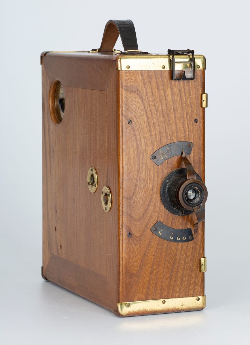 Et opptakerkamera for 16mm film. Det har tilhørt Erik Haagensen som startet kinodrift i Drøbak i 1912. Han kjøpte det for å ta opp film fra lokalmiljøet.

