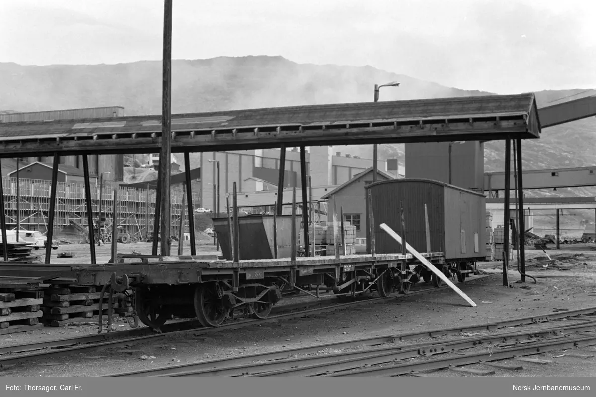 Plattformvogn litra To og flisvogn litra G nr. 103 eller 104 i Lomi, kort tid etter Sulitjelmabanens nedleggelse
