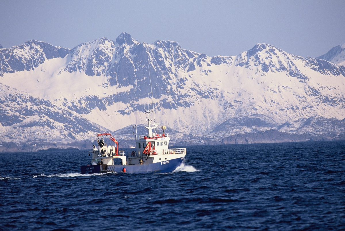 Fiskebåt på havet, Lofoten, med Lofotveggen i bakgrunnen