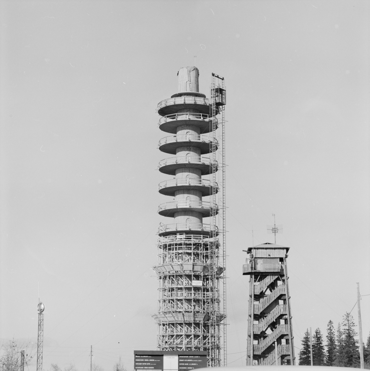 Foto av kontruksjonen av det fjerde Tryvannstårnet.