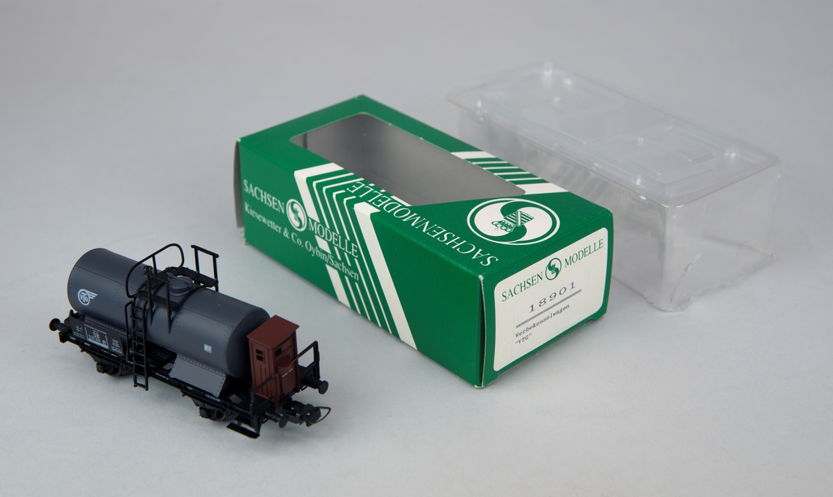 Modell av behållarvagn, tankvagn. Märkt: DB526388
Skala 1:87, H0.
Grå tank,svart underrede med brun bromsplattform