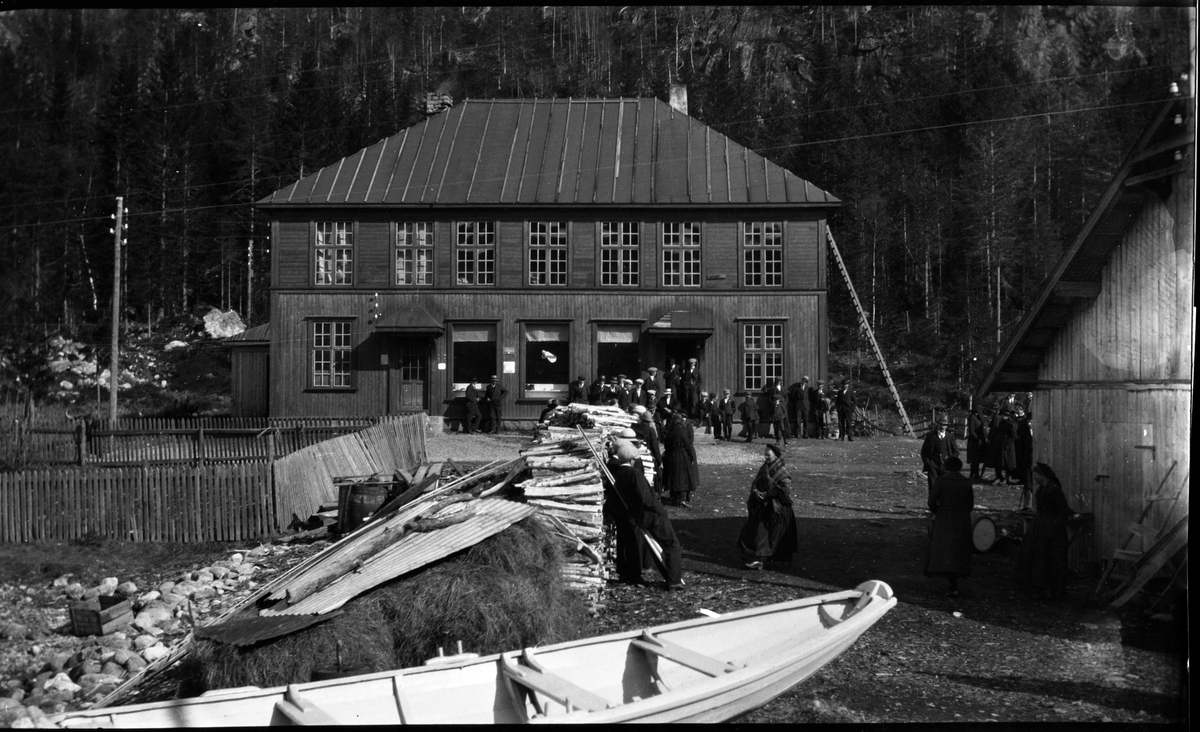 Fotosamling etter Kjetil Skomdal (1881-1971). Fotografen virket i perioden 1910 til 1960 og hadde eget mørkerom hvor han også tok imot film fra andre fotografer. I perioden var han også postbud i Fyresdal. Motiv fra forretningsgård.