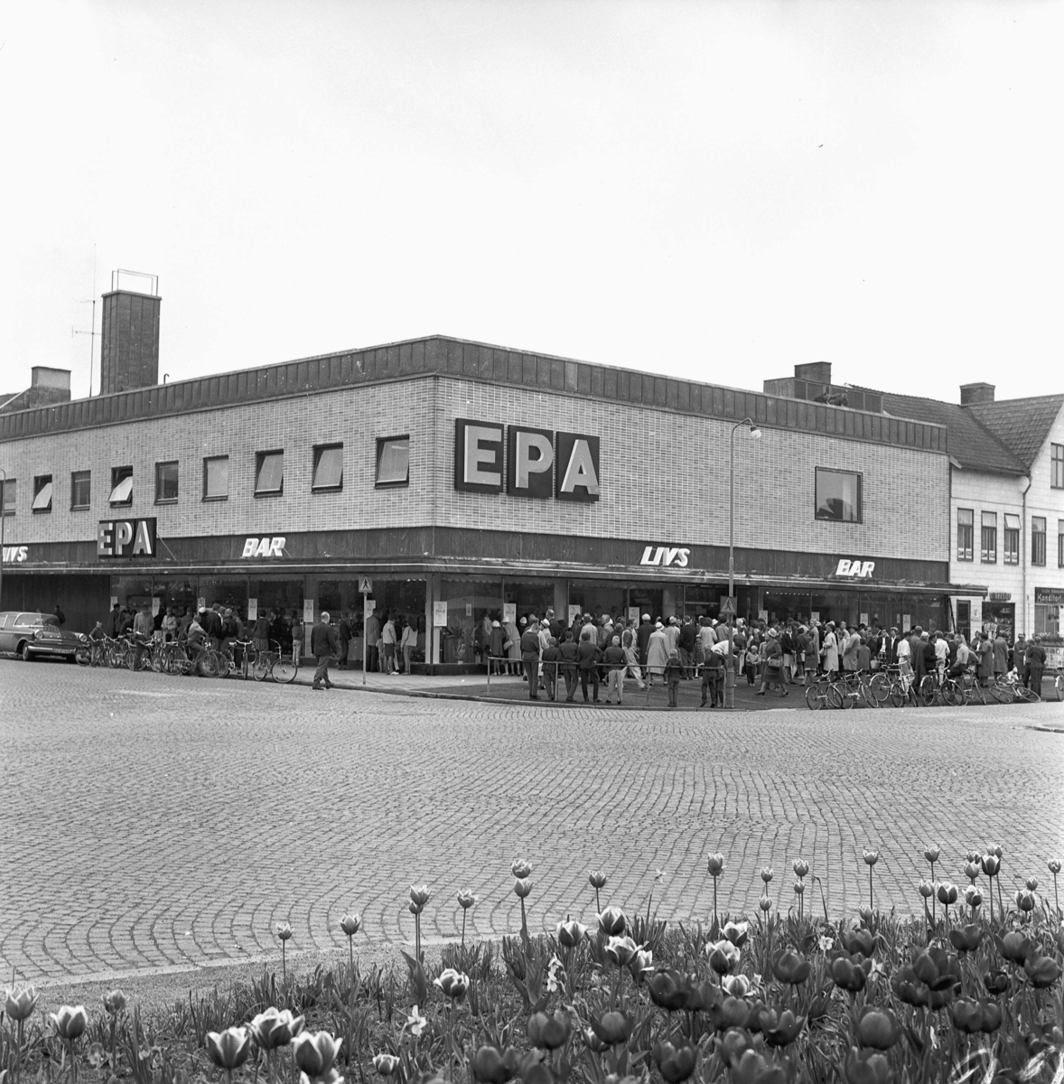 Människor har samlats utanför det nybyggda varuhuset EPA och väntar på att det ska invigas, Huskvarna 12 juni 1962.