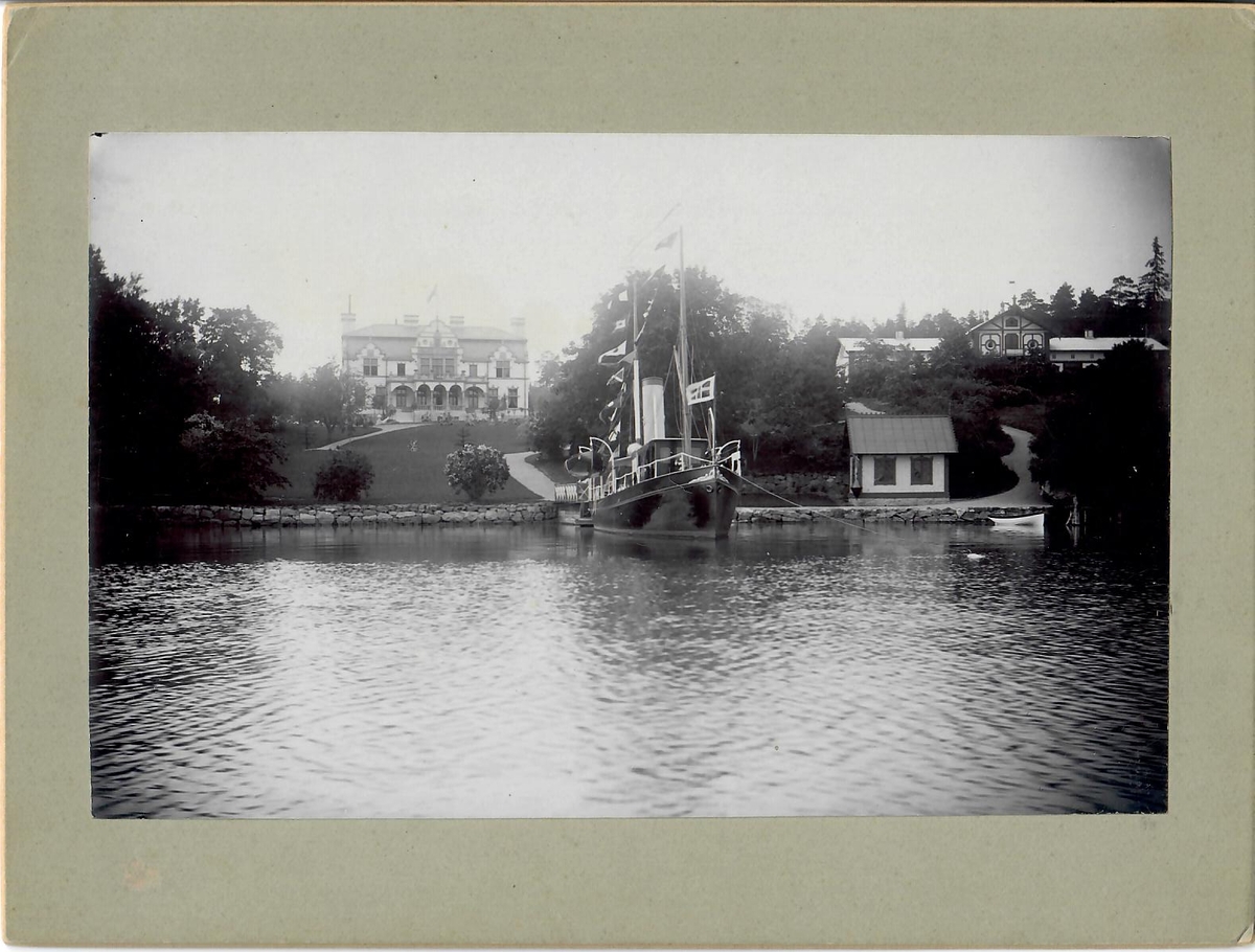 Grosshandlare Knut Ljunglöfs sommarställe Blackeberg, taget från vattnet med en båt liggandes vid brygga nedanför huset. 
Efter ombyggnationen