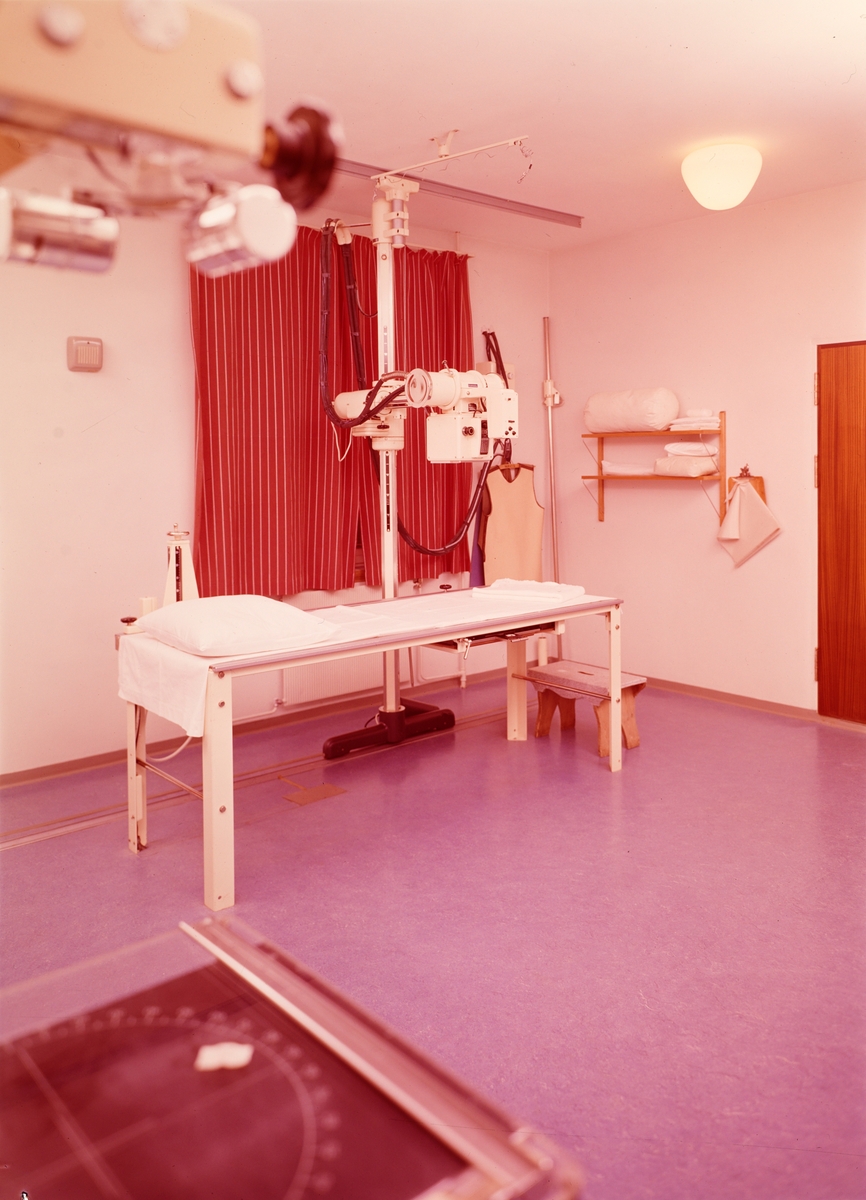 Interiørfoto av rom med medisinske apparater.