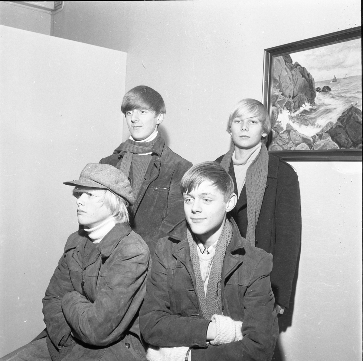 Gruppbild med fyra grabbar i 15-årsåldern.