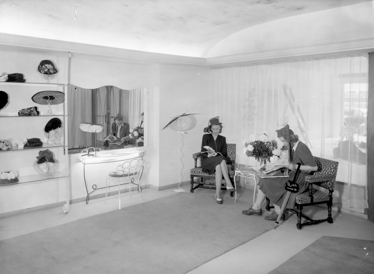Interiørfoto fra hatteavdelingen i Marlene motehus, med kunder.