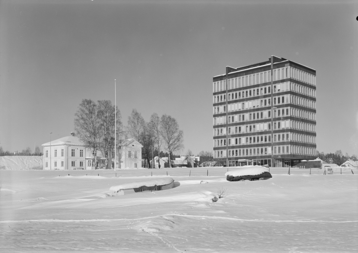Arkitekturfoto av rådhuset i Modum. Bilder av fasaden og hvordan bygningen ligger i landskapet.