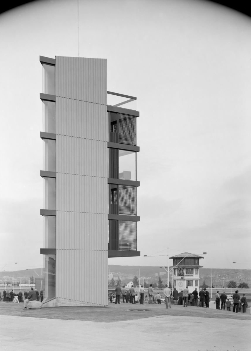 Arkitekturfoto av Bjerke travbane, med fokus på tårnet.
