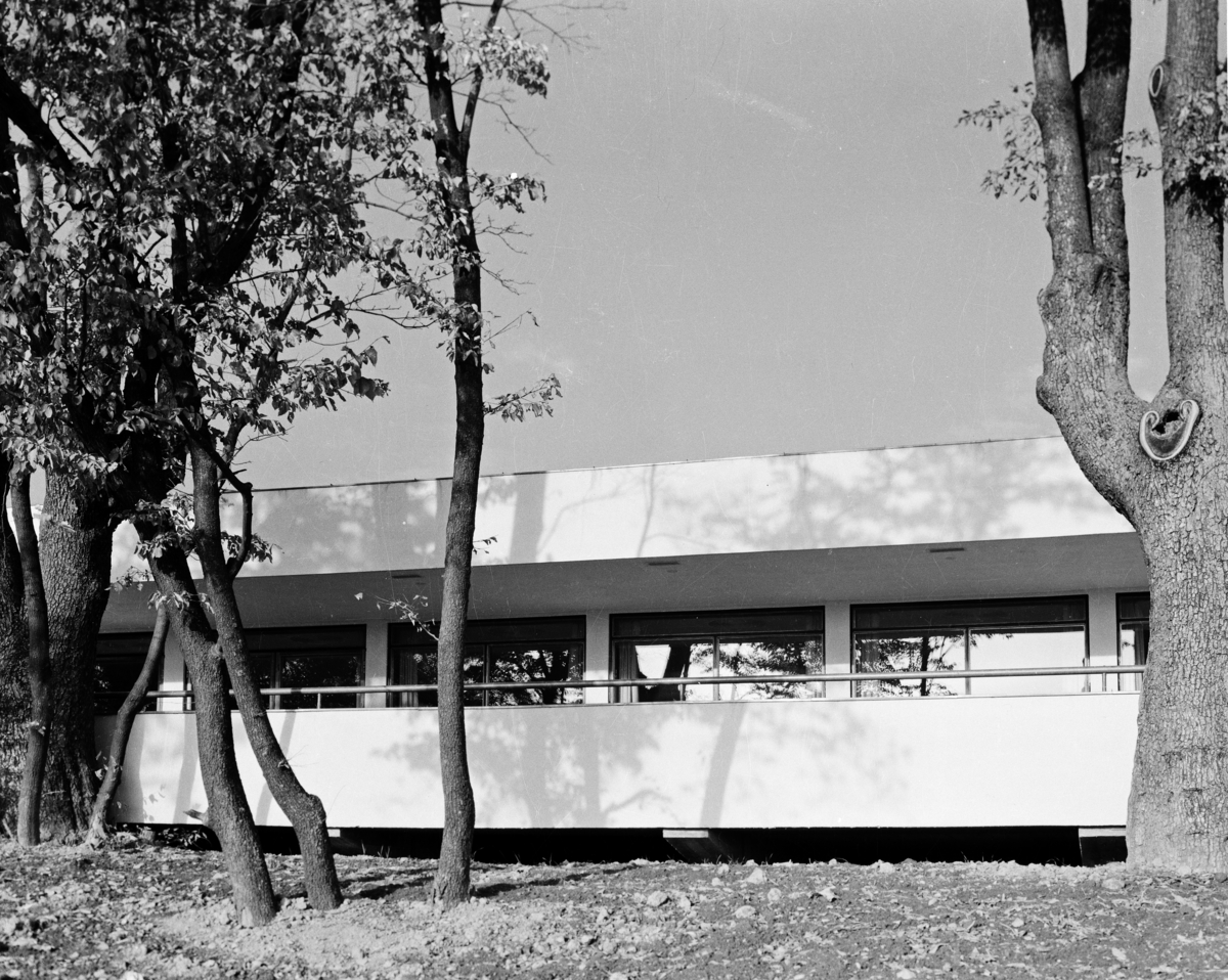 Arkitekturfoto av Økern Aldershjem. Arkitektene Fehn og Grung fikk i 1961 Houens fonds diplom for sin tegning av bygningen. Bilde av bygningen i landskapet.