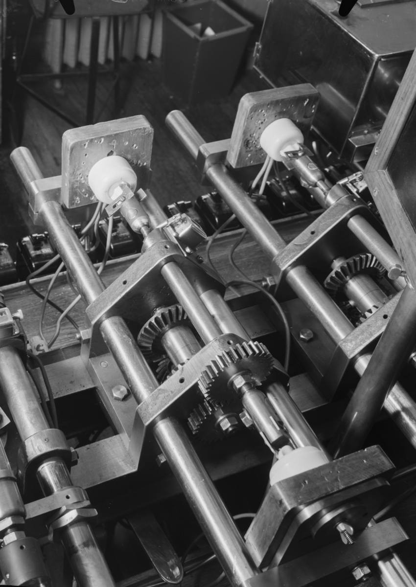 Fra virksomheten på Norges Elektriske Materiellkontroll, nå kalt Nemko. Institusjonen ble etablert i 1933 for obligatorisk sikkerhetstesting og godkjenning av elektrisk utstyr for tilkobling til det vanlige strømnettet. Fra virksomheten på Norges Elektriske Materiellkontroll, nå kalt Nemko. Institusjonen ble etablert i 1933 for obligatorisk sikkerhetstesting og godkjenning av elektrisk utstyr for tilkobling til det vanlige strømnettet.