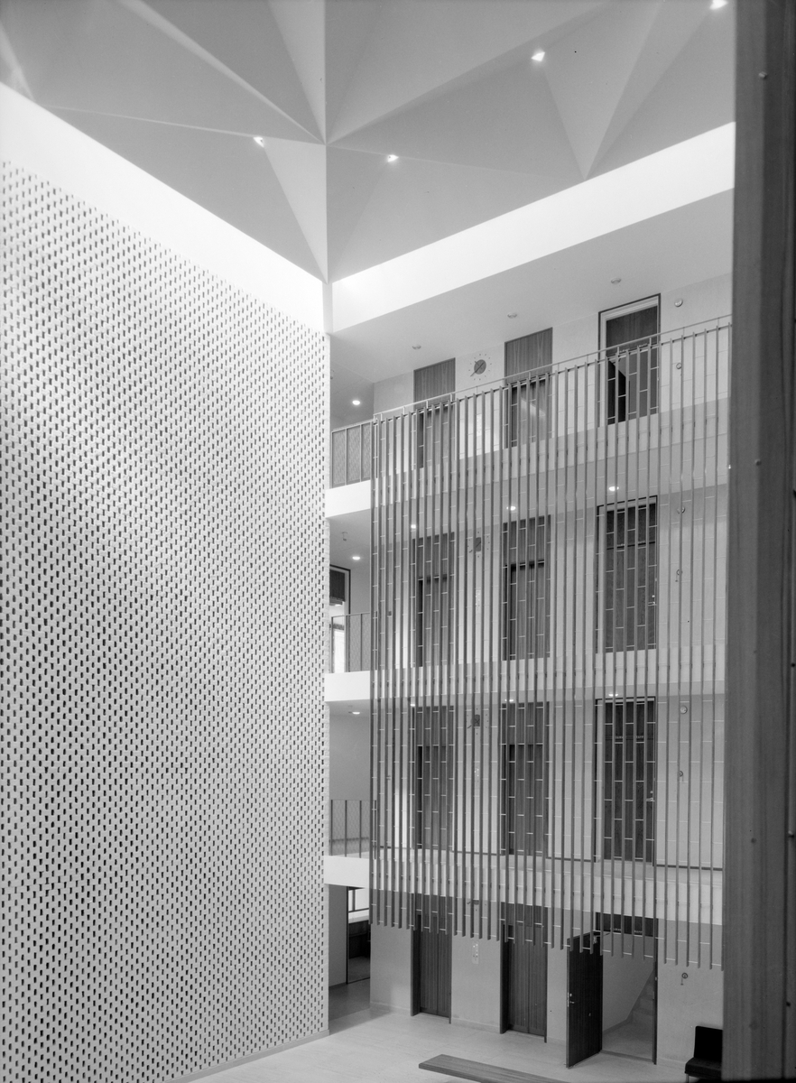 Arkitekturfoto av den Amerikanske ambassade i Oslo. Ambassaden er tegnet av den Finsk-amerikanske arkitekten Eero Saarinen og sto ferdig i 1959.