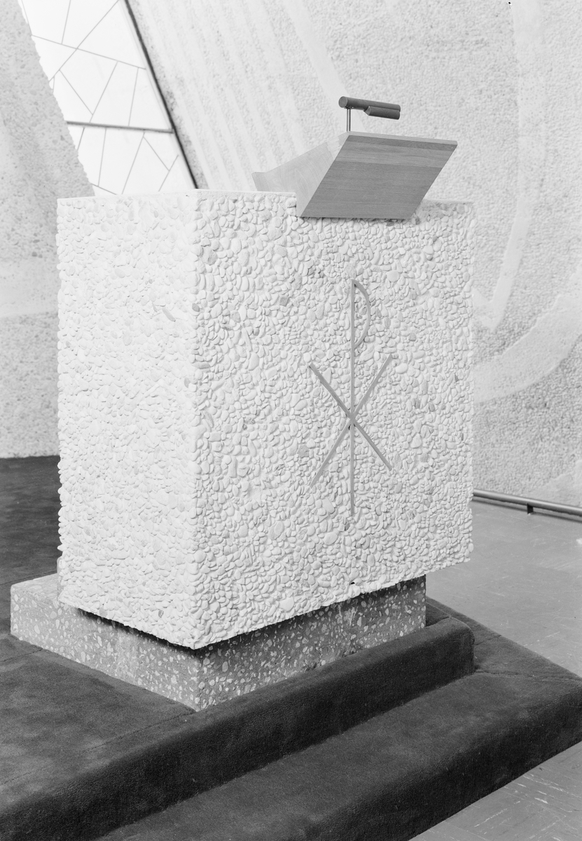 Prekestolen i Bakkehaugen kirke i Oslo. Kirken ble opprinnelig tegnet av arkitekt Ove Bang, som vant konkurransen i 1940. Erling Viksjø modifiserte tegningene etter krigen og kirken sto ferdig i 1959. Utsmykninger av Kai Fjell og Carl Nesjar.