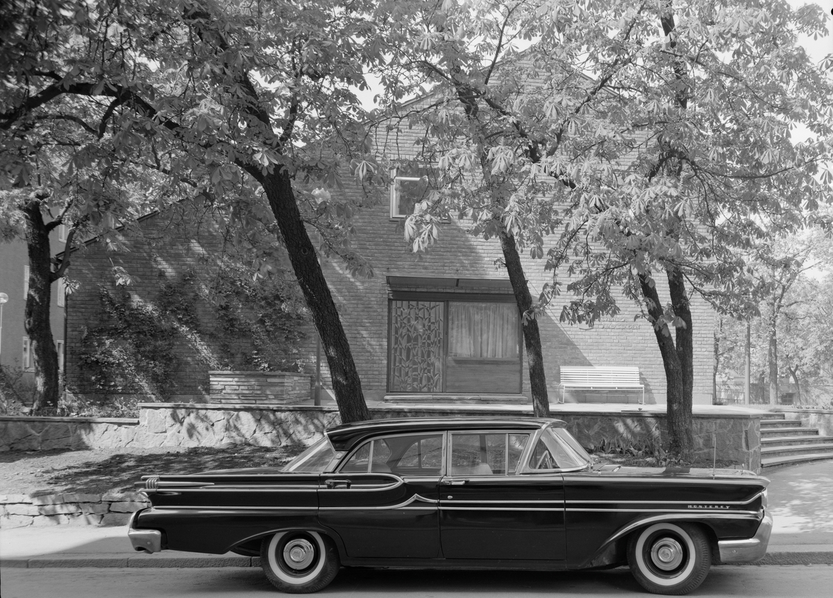 Fasade på den Svenske ambassaden i Oslo. Mercury Monterey, sannsynligvis 1957-58-modell.