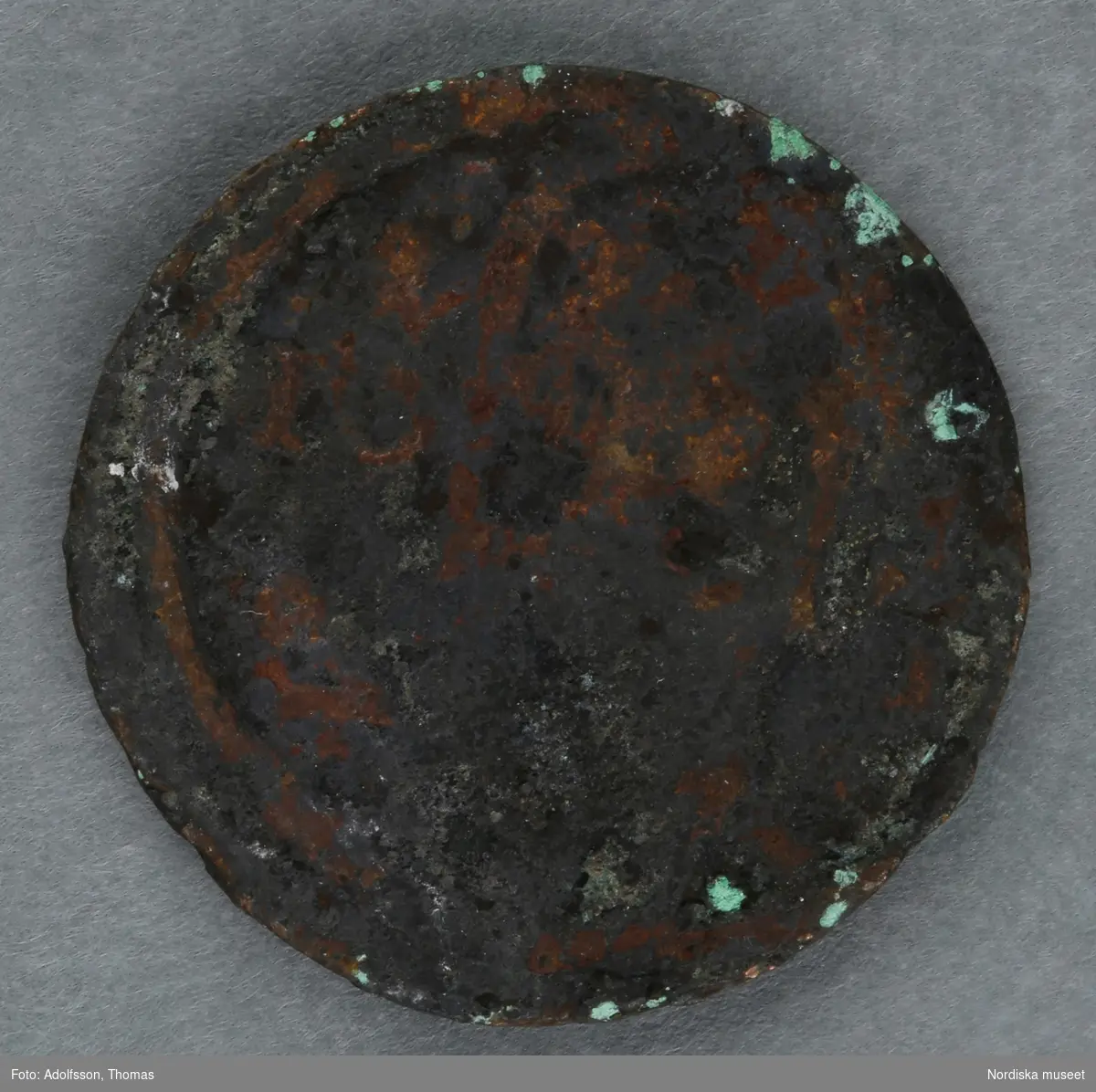 Huvudliggaren:
"a-c.
3 st. mynt av koppar; jordfynd från Sveavägen 52, Stockholm. Ink. 16/5 1919 av arbetare på platsen gm amanuens S. Wallin, Stockholm."