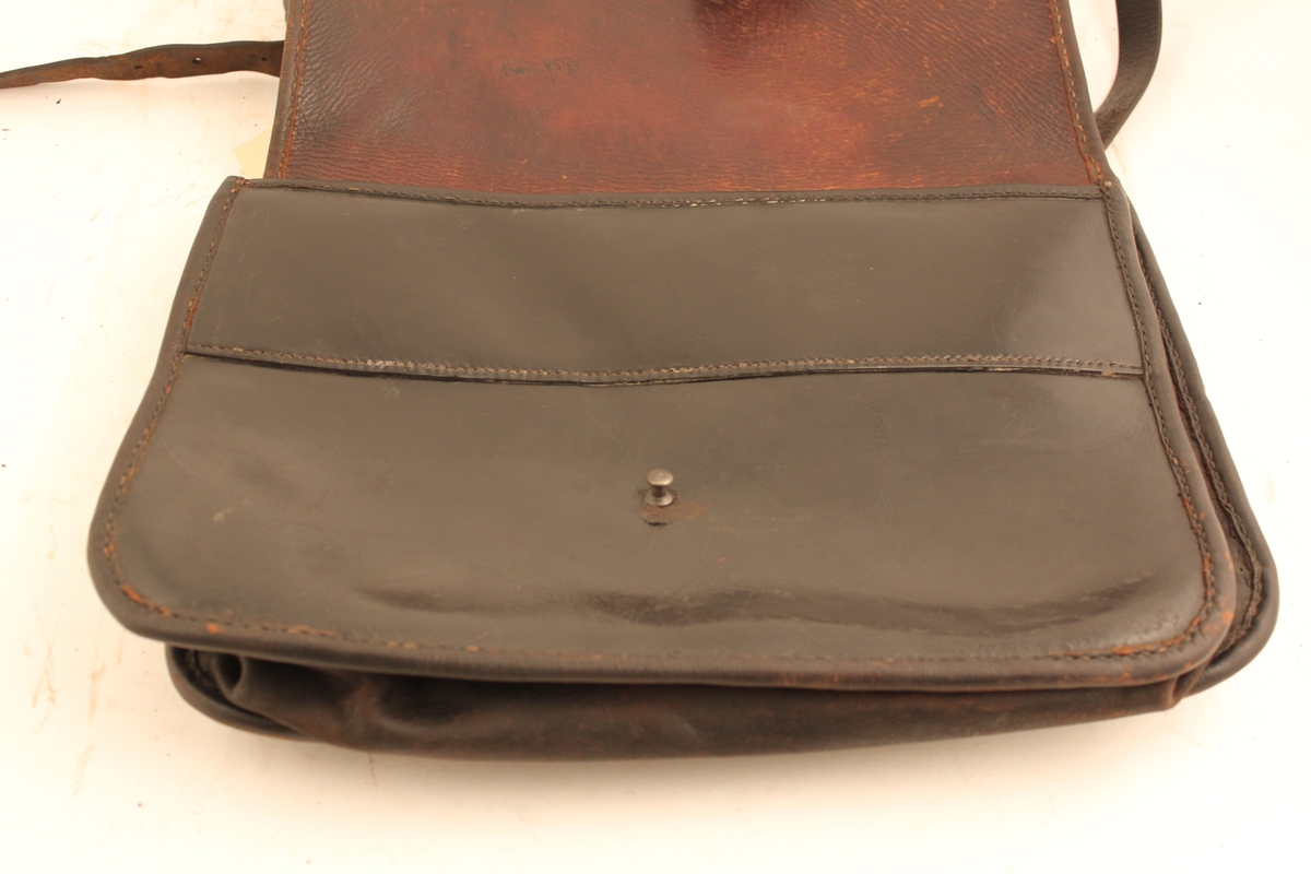 Postväska för lokalbrevbärare med bärrem, snöres igen med rem
fäst i en metallknapp. Inuti ett extra fack.
