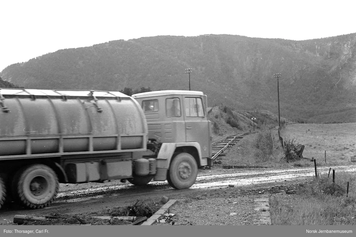 Vogntog for kistransport kort tid etter Sulitjelmabanens nedleggelse, her i nærheten av Gjemgam holdeplass