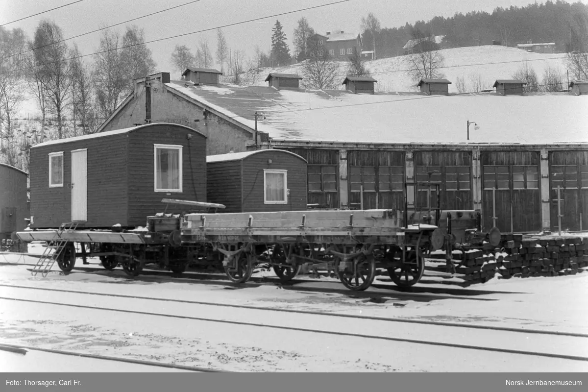 Grusvogn litra M1 type 1 nr. 2368 ved lokomotivstallen på Dombås stasjon