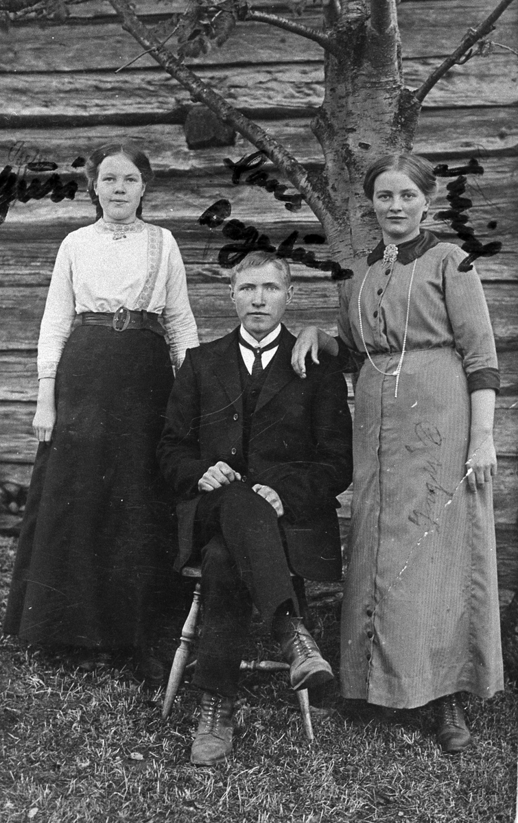 Frå venstre: Guri Dækko, Hans Bagetun og Ingrid Bagetun