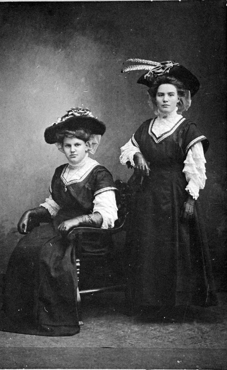 Frå venstre: Evangeline Tveitmoe (dotter til Olaf A. Tveitmoe) og Ingeborg Tveitmoe (svigerinna til Evangeline, gift med Angelo Tveitmoe)