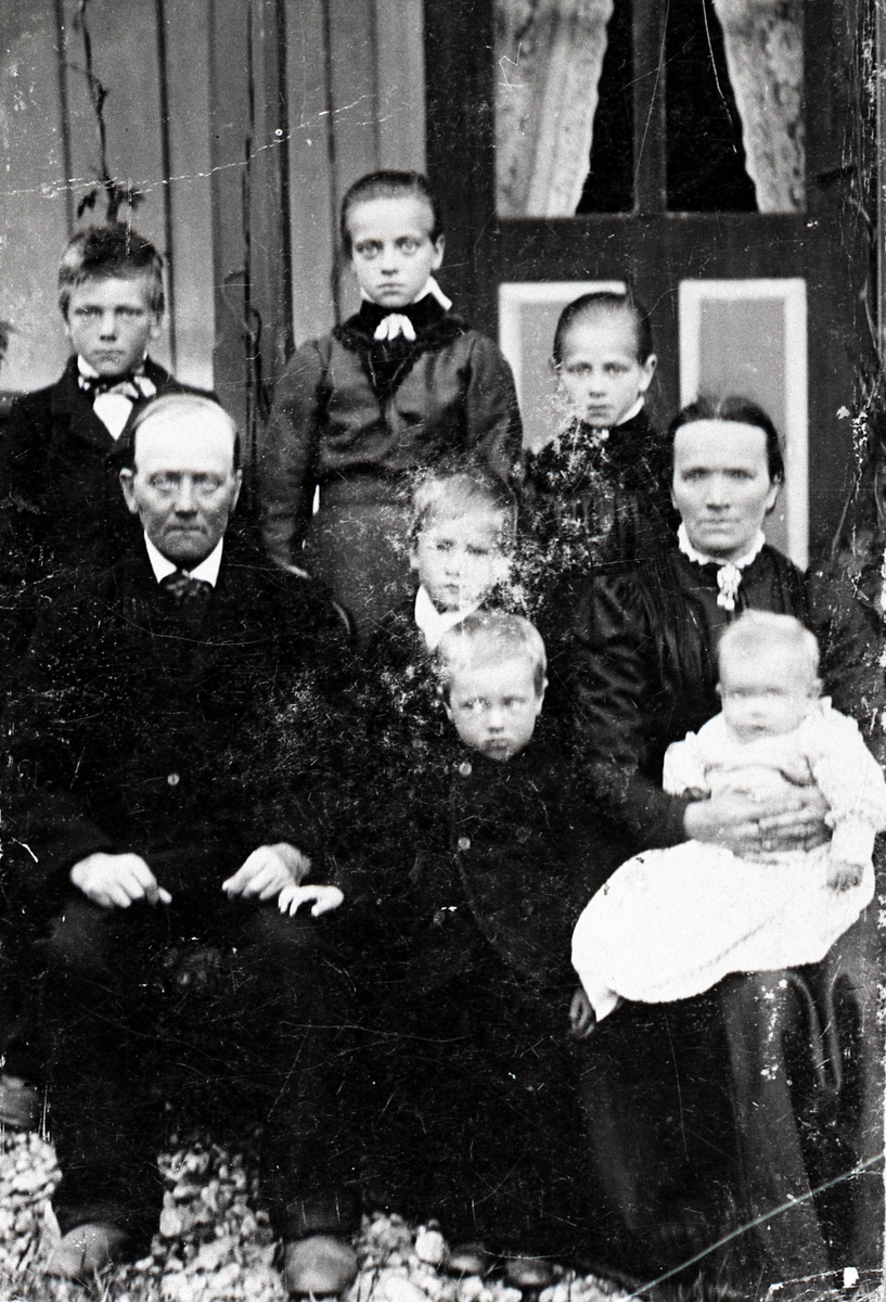 Ola T. Ellingbø f. 1847 og hustru Ingeborg F. Skeie f. 1858 med barn. Boye f. 1892, Marit f. 1891, Ingeborg f. 1894, Helge f. 1897, Torleiv f. 1900 og Rangi f. 1903.