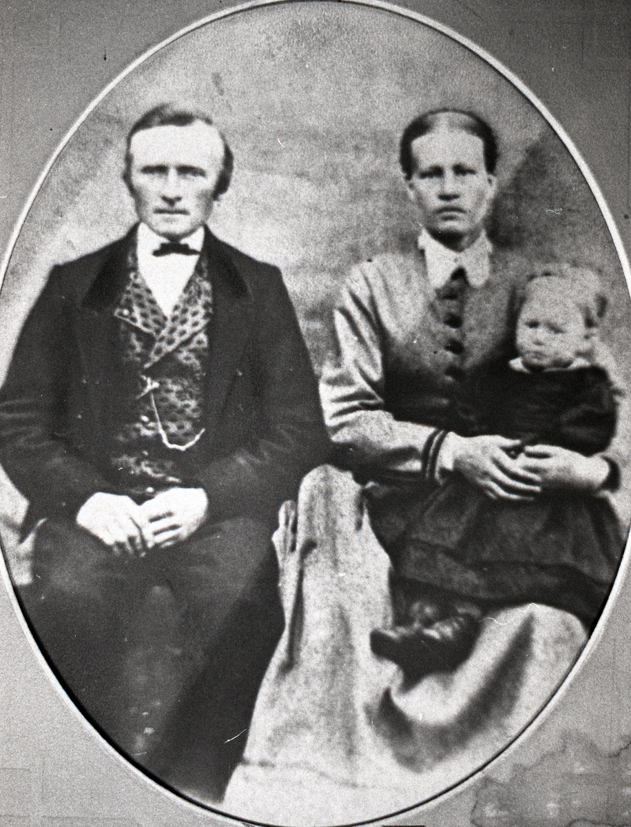 Bilete syner Ivar Søndrol og Kari f. Søyne med dottera Marit.