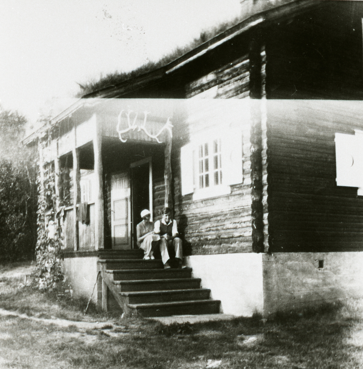 På hyttetrappa sit Marit Wangensteen g. Lerhol og Egil Wangensteen som var på besøk sommaren 1933