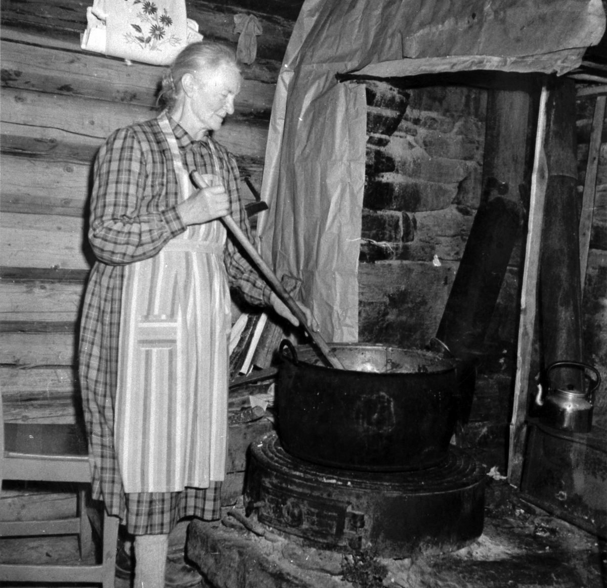 Marit Remmen kokar ost i gamle Remmisselet på Sleipestølen