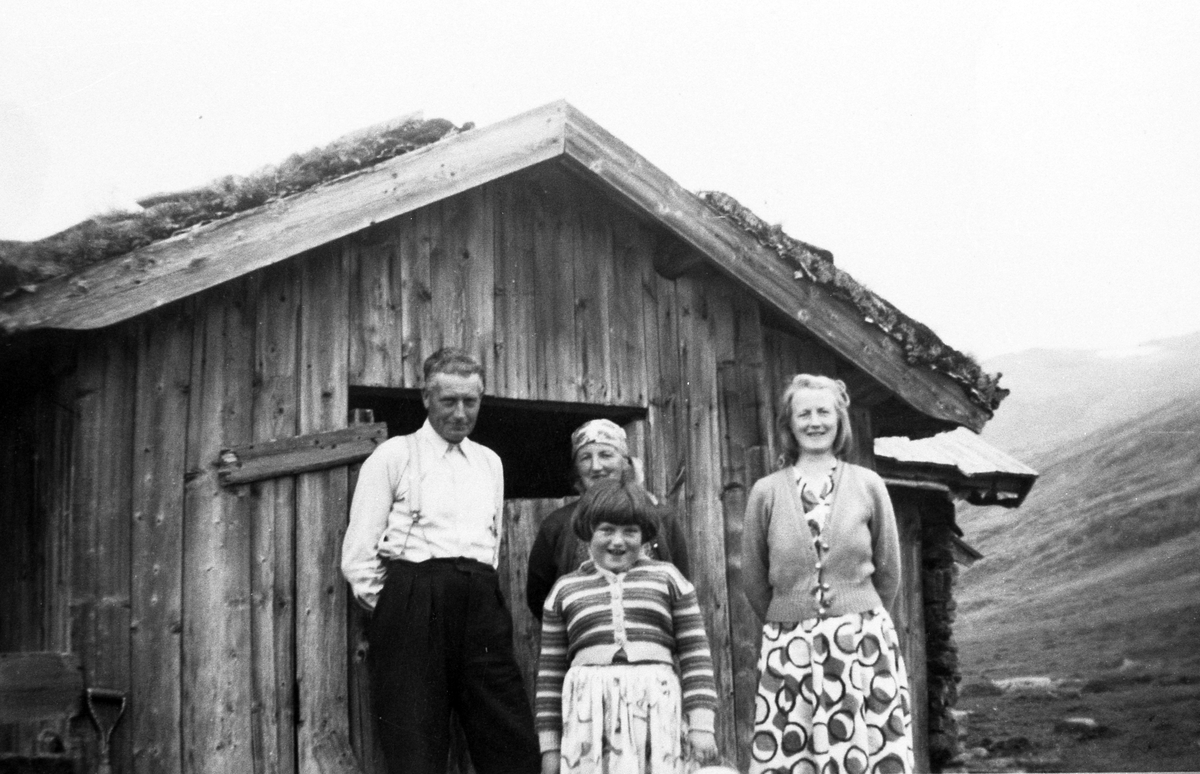 Frå venstre: Kristoffer Igdun, Dorthe Igdun, Ingeborg Heen. Inger Heen stå foran.