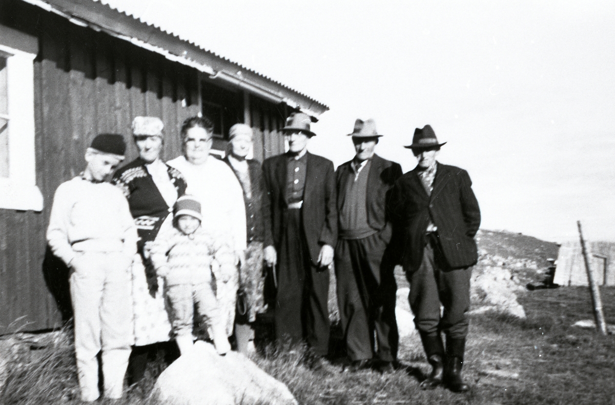Frå venstre: Anders Kjøs, Ingebjørg Kongslien, Martha Kjørlien, Berit Vestheim, Andris Kjørlien, Ola Kjørlien og Ivar Bakken. Den minste guten er Arve Aasen.