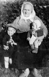 Marit Leine med to av barnebarna