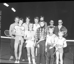 Elva vuxna och ungdomar med tennisrack.