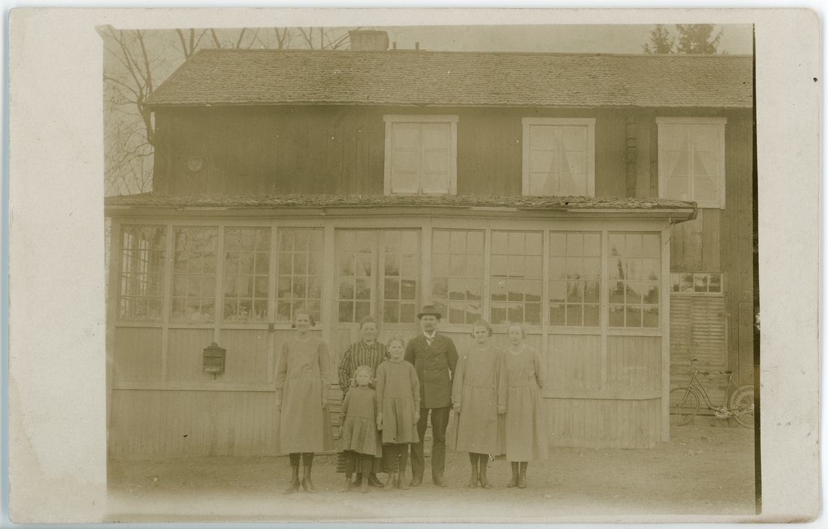 Brevkort - familjen Gustaf Anderssons hus vid Tammsån, Untra, Uppland efter 1920