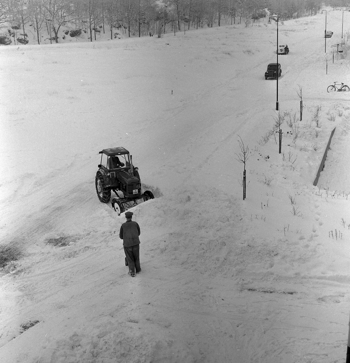 Stockslyckevägen snöröjs. 1952