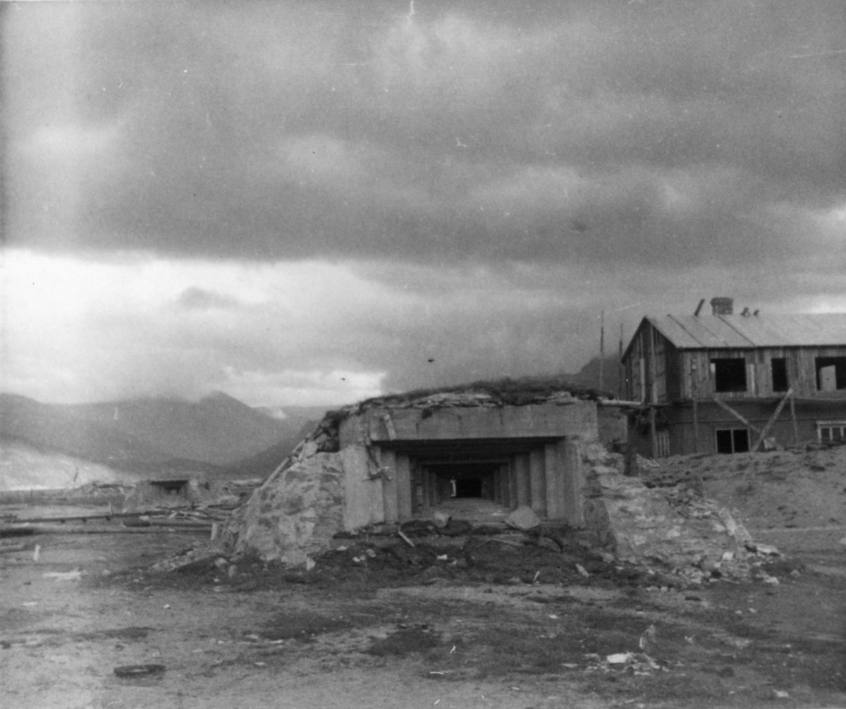 Bunkere fra 2. verdenskrig i Sørkjosen havn. Til høyre sees et gjenreisningbygg. Trolig fotografert i 1946
