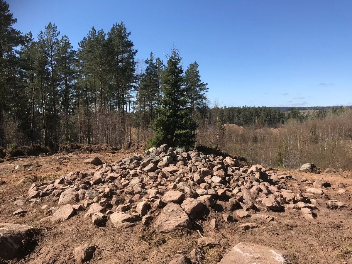 En förhistorisk grav, stensättning, som rensats fram i samband med en arkeologisk förundersökning nordväst om Mullsjö, Jönköpings län. Stenarna på toppen är sten som har lagts på stensättningen i samband med odling långt senare.
