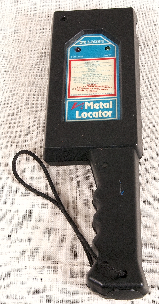 Tre metalldetektorer av märket Lscope.