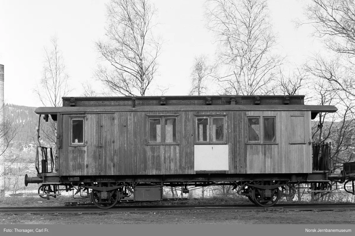 Personvogn brukt på Ofotbanen, litra CF2b nr. 686, under oppussing av Norsk Jernbaneklubbs medlemmer på Lillehammer
