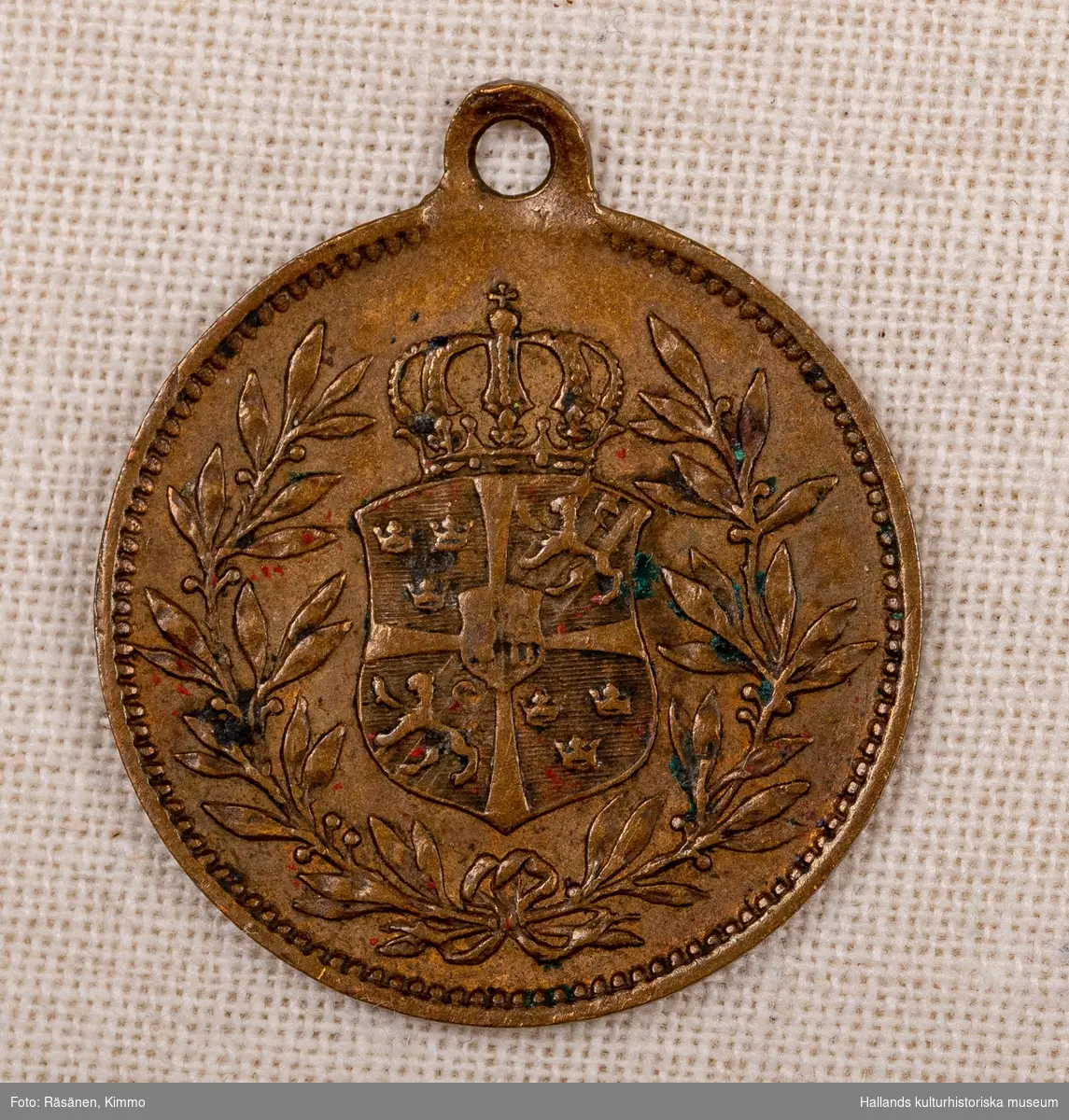 Medaljong av koppar. Porträtt i relief och text: "OSCAR II KONUNG AF SVERIGE & NORGE."