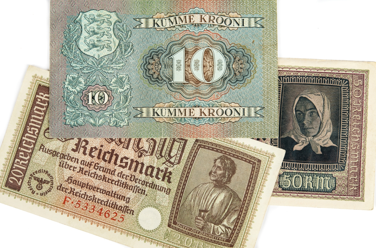 Tyska riksmark och estniska sedlar från 1940-talet. Togs med på flykt från Nargö, Estland år 1943.
