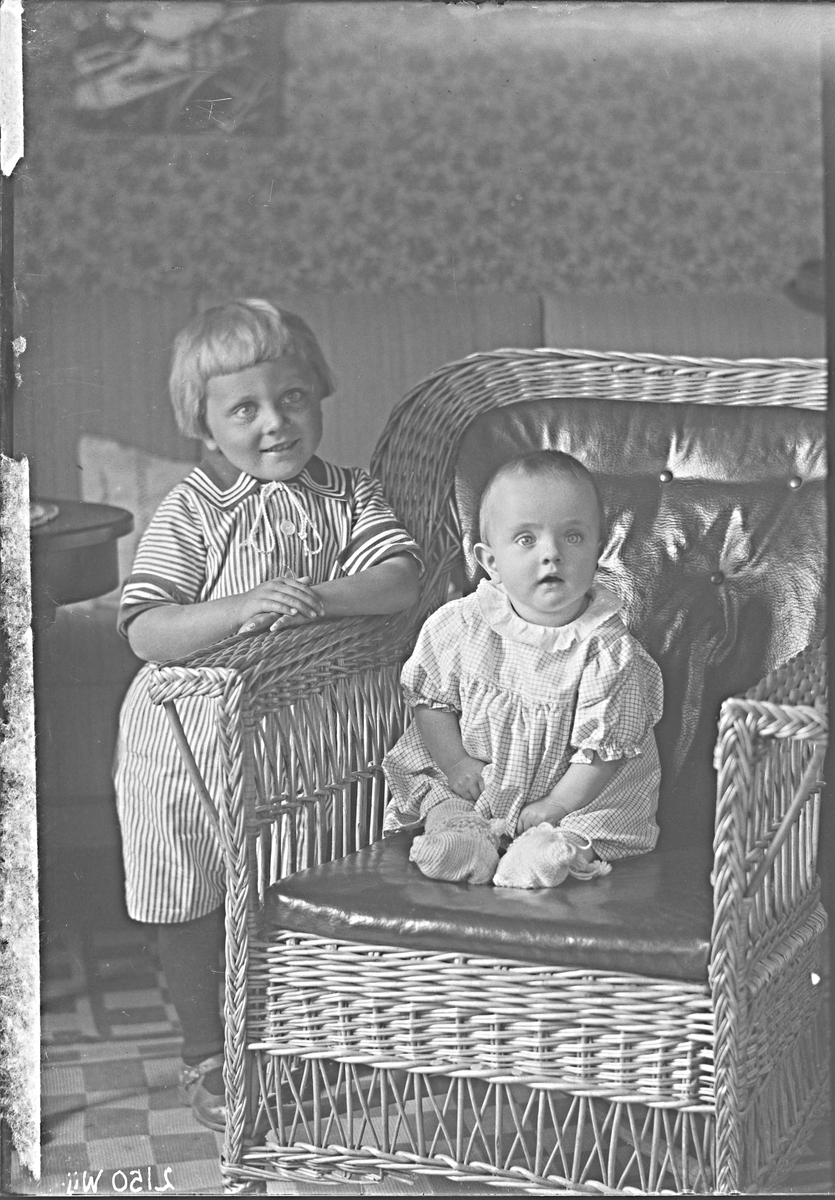 Fotografering beställd av Johansson. Föreställer sannolikt arrendatorns barn Johan Olof Fredrik Sönnergren (1919-1996) och Ann-Marie Charlotta Johansson (1922-2011).