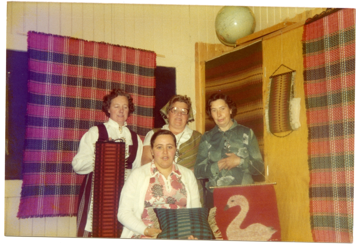 Framme: Berit Oldre. Bak frå venstre: Anna Lunde, Borghild Horge og Bergljot(Vesla)Bøe