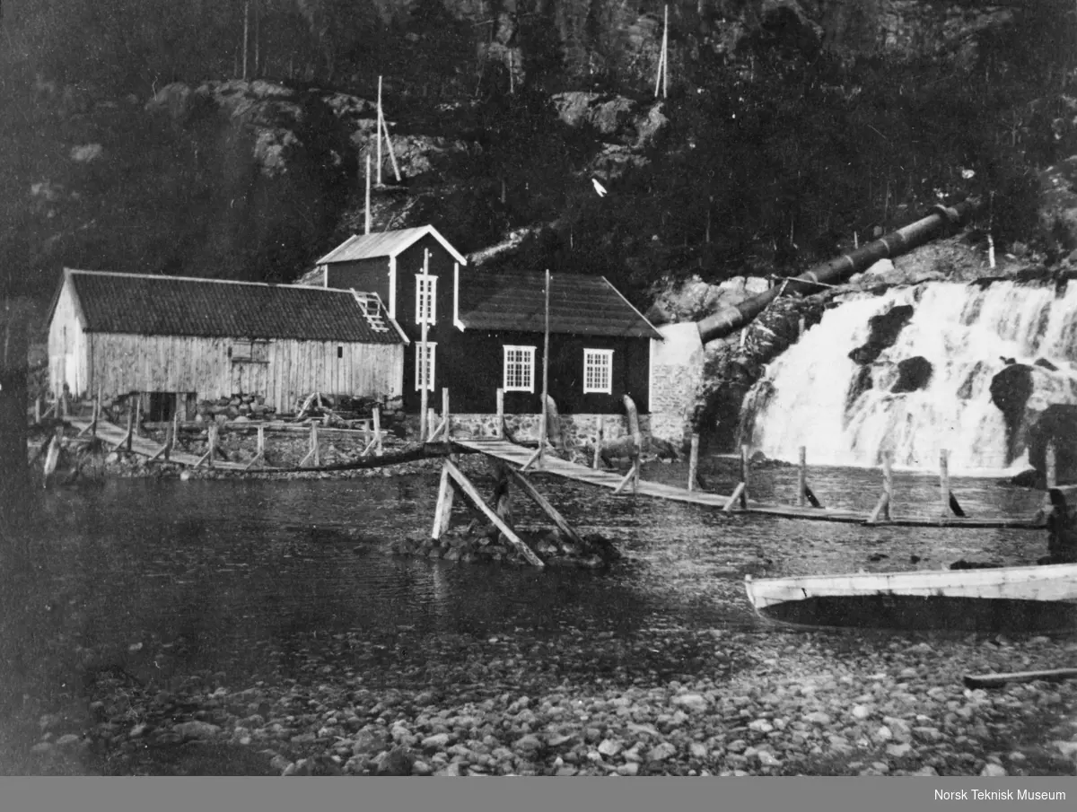 Den provisoriske kraftstasjonen i Svelgen. Fra v: Hengebru fra 1912 over Svelgselva, Sandesaga og kraftstasjonen.