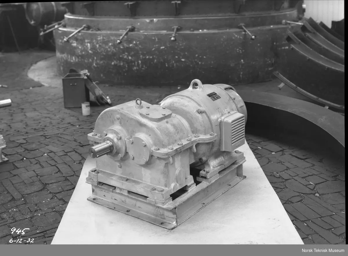 Motor med påbygget tannhjulveksel, Tinfos Papirfabrik : papirfabrikken ble stiftet i 1875 og er et søsterselskap til Tinfos Jernverk A/S