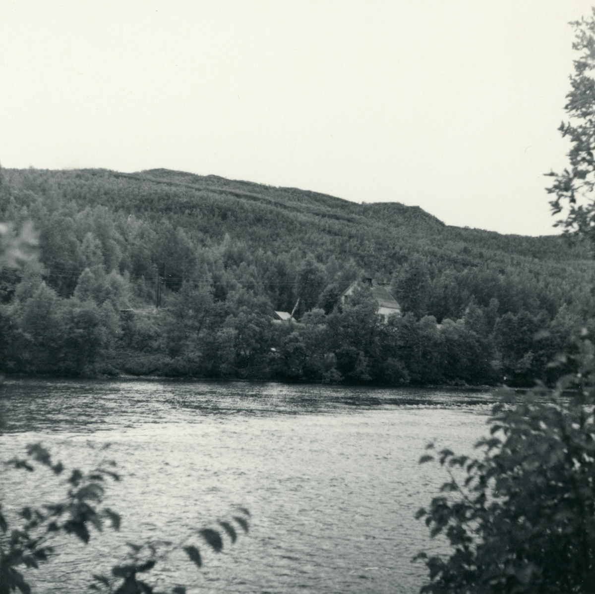 Hus fotografert fra Reisaelva (1946-1950).