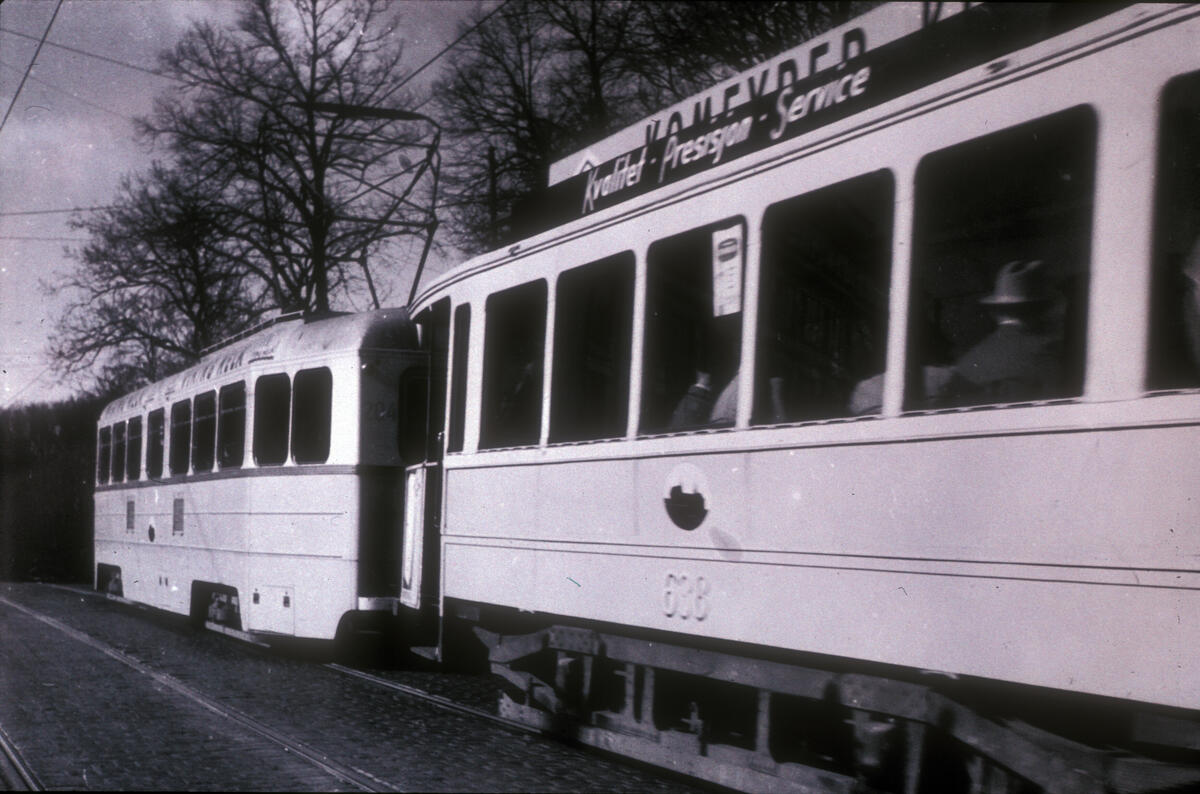 Oslo Sporveier, SS bred nr. 638. Foran er en sporvogn type MBO nr. 204 på linje 1. Forsøk med gamle tilhengere og Høka.
